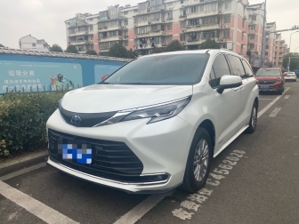 SIENNA 2.5L Hybrid Deluxe Edition