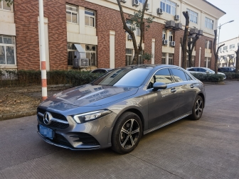 A 200 L sports sedan fashion version