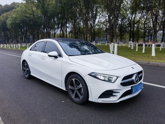 A 200 L sports sedan fashion version