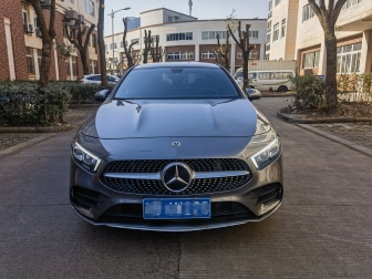 A 200 L sports sedan fashion version