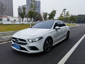 A 200 L sports sedan fashion version